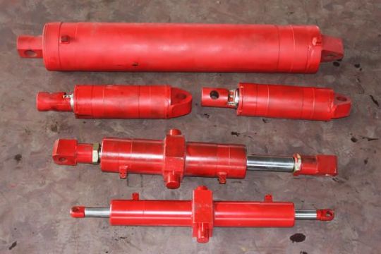 點擊查看詳細信息<br>標題：1100轉(zhuǎn)載機一系列油缸 閱讀次數(shù)：2461