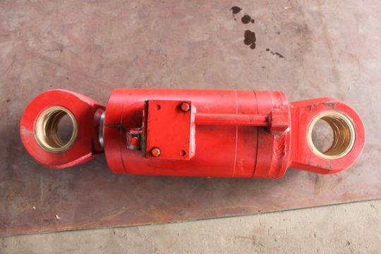 點擊查看詳細信息<br>標題：220鏟板升降油缸 閱讀次數(shù)：1883