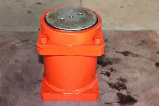 點(diǎn)擊查看詳細(xì)信息<br>標(biāo)題：150掘進(jìn)機(jī)漲緊油缸 閱讀次數(shù)：2837