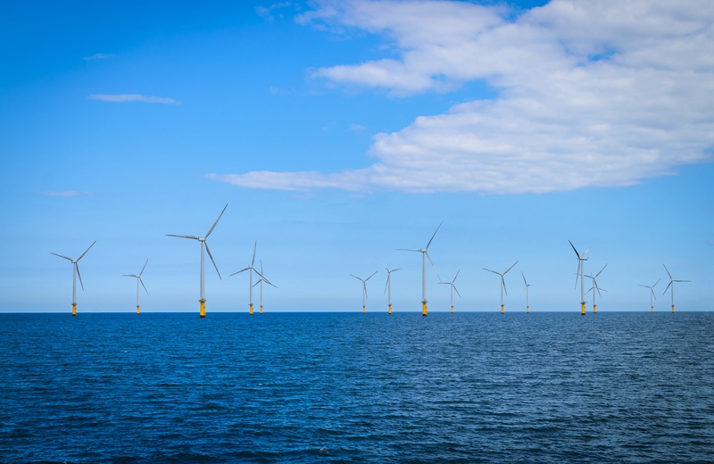 覓知網(wǎng)_藍色天空下風電場下施工英格蘭的海上風電機組新能源發(fā)電_1553321.jpg